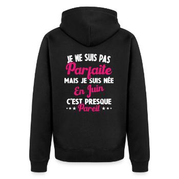 Anniversaire - Pas parfaite mais née en Juin - Veste à capuche bio Premium Unisexe - noir - Dos - Nico (187cm)