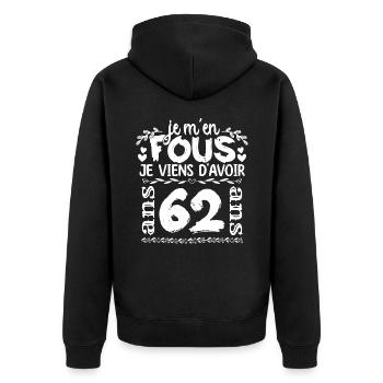 Anniversaire 62 ans | Je m'en fous j'ai 62 ans - Veste à capuche bio Premium Unisexe - noir - Dos - Nico (187cm)