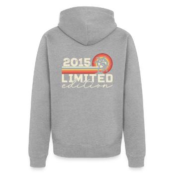 Jahrgang 2015 Retro 2015 Jubiläumsgeschenk - Unisex Premium Bio Zip Hoodie - Grau meliert - Hinten - Nico (187cm)