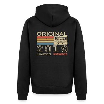 Retro 2019 Jubiläumsgeschenk 2019 - Jahrgang 2019 - Unisex Premium Bio Zip Hoodie - Schwarz - Hinten - Nico (187cm)