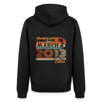 März 2013 Jahrgang 2013 Retro Geburtstagsgeschenk - Unisex Premium Bio Zip Hoodie - Schwarz - Hinten - Nico (187cm)
