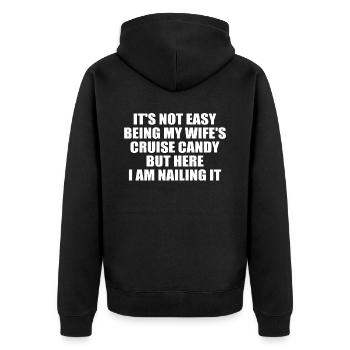 Es ist nicht einfach, das Kreuzfahrtbonbon meiner Frau zu sein - Unisex Premium Bio Zip Hoodie - Schwarz - Hinten - Nico (187cm)