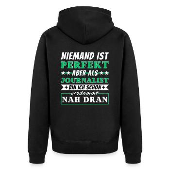 Niemand ist Perfekt - Journalisten sind nah dran - Unisex Premium Bio Zip Hoodie - Schwarz - Hinten - Nico (187cm)