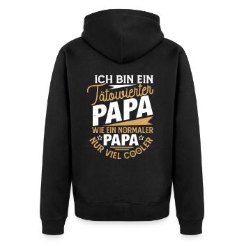 ICH BIN EIN TÄTOWIERTER PAPA, WIE EIN NORMALER... - Unisex Premium Bio Zip Hoodie - Schwarz - Hinten - Nico (187cm)
