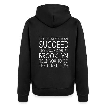 BROOKLYN Geschenk Name Personalisierter Geburtstag - Unisex Premium Bio Zip Hoodie - Schwarz - Hinten - Nico (187cm)
