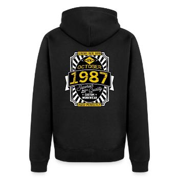 1987 OKTOBER - Unisex Premium Bio Zip Hoodie - Schwarz - Hinten - Nico (187cm)
