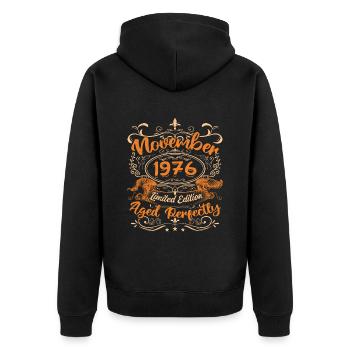 November 1976 Limitierte Auflage - Unisex Premium Bio Zip Hoodie - Schwarz - Hinten - Nico (187cm)