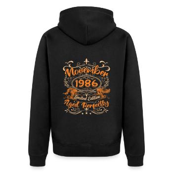November 1986 Limitierte Auflage - Unisex Premium Bio Zip Hoodie - Schwarz - Hinten - Nico (187cm)