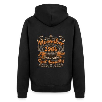 November 2006 Limitierte Auflage - Unisex Premium Bio Zip Hoodie - Schwarz - Hinten - Nico (187cm)