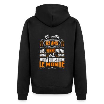 62 ans, Homme parfait, cadeau anniversaire 62ans - Veste à capuche bio Premium Unisexe - noir - Dos - Nico (187cm)