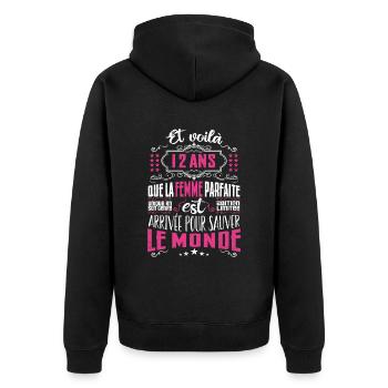 12 ans, Femme parfaite, cadeau anniversaire 12 an - Veste à capuche bio Premium Unisexe - noir - Dos - Nico (187cm)