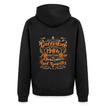 Dezember 1986 | Limitierte Auflage - Unisex Premium Bio Zip Hoodie - Schwarz - Hinten - Nico (187cm)