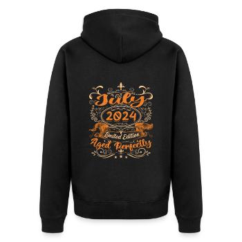 Juli 2024 Jubiläums Vintage Geschenkidee 2024 - Unisex Premium Bio Zip Hoodie - Schwarz - Hinten - Nico (187cm)