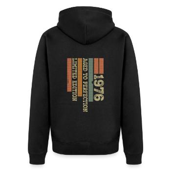 1976 Vintage Retro Jubiläumsgeschenk Geboren 1976 - Unisex Premium Bio Zip Hoodie - Schwarz - Hinten - Nico (187cm)
