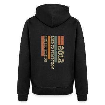 2012 Retro Vintage Jubiläumsgeschenk Geboren im Jahr 2012 - Unisex Premium Bio Zip Hoodie - Schwarz - Hinten - Nico (187cm)