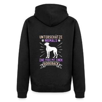Ridgeback UNTERSCHÄTZE NIEMALS EINE FRAU MIT - Unisex Premium Bio Zip Hoodie - Schwarz - Hinten - Nico (187cm)