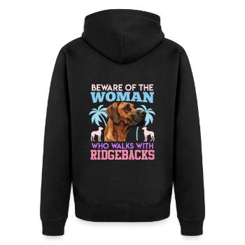 Rhodesian Ridgeback BEWARE OF THE WOMAN WHO WALKS - Unisex Premium Bio Zip Hoodie - Schwarz - Hinten - Nico (187cm)