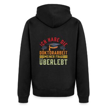 Ehemann HABE DIE DOKTORARBEIT MEINER FRAU ÜBERLEBT - Unisex Premium Bio Zip Hoodie - Schwarz - Hinten - Nico (187cm)