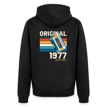 46. Geburtstag Kassette Dezember Jahrgang 1977 - Unisex Premium Bio Zip Hoodie - Schwarz - Hinten - Nico (187cm)