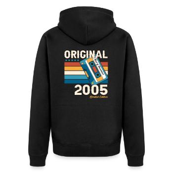 18. Geburtstag Kassette Dezember Jahrgang 2005 - Unisex Premium Bio Zip Hoodie - Schwarz - Hinten - Nico (187cm)