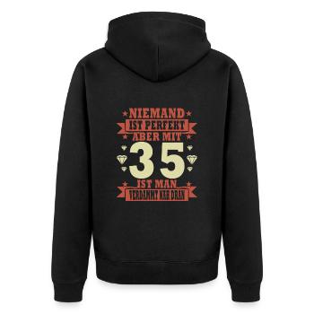 Niemand ist perfekt. Aber mit 35 ist man nah dran. - Unisex Premium Bio Zip Hoodie - Schwarz - Hinten - Nico (187cm)