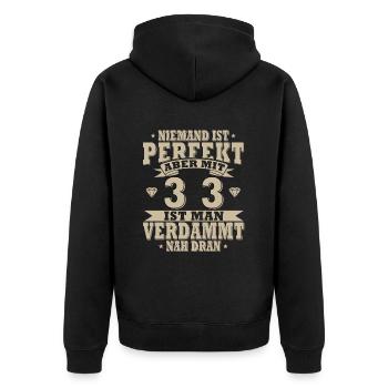 Niemand ist perfekt. Aber mit 33 ist man nah dran. - Unisex Premium Bio Zip Hoodie - Schwarz - Hinten - Nico (187cm)