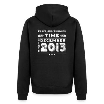 Vintage Zeitreise Geburtstags Design Dezember 2013 - Unisex Premium Bio Zip Hoodie - Schwarz - Hinten - Nico (187cm)