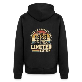 Bis zur Perfektion gealtert, hergestellt 1923 - Unisex Premium Bio Zip Hoodie - Schwarz - Hinten - Nico (187cm)
