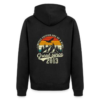 Einzigartig seit 2013 - Unisex Premium Bio Zip Hoodie - Schwarz - Hinten - Nico (187cm)