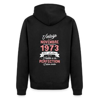 Cadeau Anniversaire Novembre 1973 50 Ans - Unisex Premium Bio Zip Hoodie - Schwarz - Hinten - Nico (187cm)