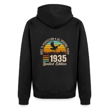 1935 - Ein zeitloses Meisterwerk - Unisex Premium Bio Zip Hoodie - Schwarz - Hinten - Nico (187cm)