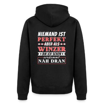 Niemand ist Perfekt - Winzer sind nah dran - Unisex Premium Bio Zip Hoodie - Schwarz - Hinten - Nico (187cm)