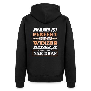 Niemand ist Perfekt - Winzer sind nah dran - Unisex Premium Bio Zip Hoodie - Schwarz - Hinten - Nico (187cm)