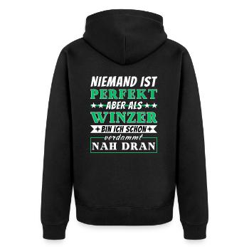 Niemand ist Perfekt - Winzer sind nah dran - Unisex Premium Bio Zip Hoodie - Schwarz - Hinten - Nico (187cm)