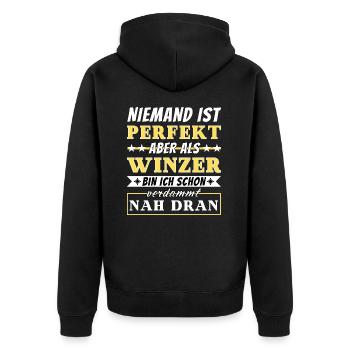 Niemand ist Perfekt - Winzer sind nah dran - Unisex Premium Bio Zip Hoodie - Schwarz - Hinten - Nico (187cm)