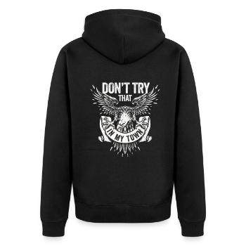 Versuchen Sie das in einer Kleinstadt American Flag Eagle - Unisex Premium Bio Zip Hoodie - Schwarz - Hinten - Nico (187cm)