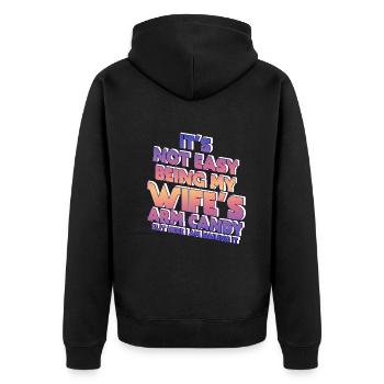 Es ist nicht einfach, das Armbonbon meiner Frau zu sein - Unisex Premium Bio Zip Hoodie - Schwarz - Hinten - Nico (187cm)