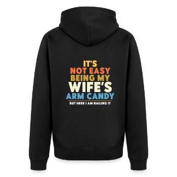 Es ist nicht einfach, das Armbonbon meiner Frau zu sein - Unisex Premium Bio Zip Hoodie - Schwarz - Hinten - Nico (187cm)