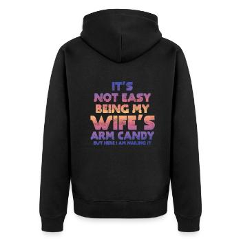 Es ist nicht einfach, das Armbonbon meiner Frau zu sein - Unisex Premium Bio Zip Hoodie - Schwarz - Hinten - Nico (187cm)