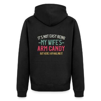 Es ist nicht einfach, das Armbonbon meiner Frau zu sein - Unisex Premium Bio Zip Hoodie - Schwarz - Hinten - Nico (187cm)