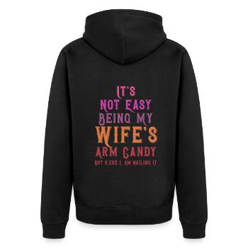 Es ist nicht einfach, das Armbonbon meiner Frau zu sein - Unisex Premium Bio Zip Hoodie - Schwarz - Hinten - Nico (187cm)
