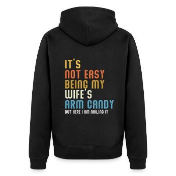 Es ist nicht einfach, das Armbonbon meiner Frau zu sein - Unisex Premium Bio Zip Hoodie - Schwarz - Hinten - Nico (187cm)