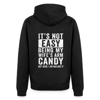 Es ist nicht einfach, das Armbonbon meiner Frau zu sein - Unisex Premium Bio Zip Hoodie - Schwarz - Hinten - Nico (187cm)