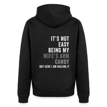 Es ist nicht einfach, das Armbonbon meiner Frau zu sein - Unisex Premium Bio Zip Hoodie - Schwarz - Hinten - Nico (187cm)