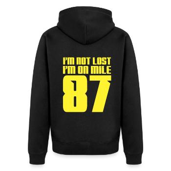 Ich bin nicht verloren, ich bin auf Meile 87 Marathon - Unisex Premium Bio Zip Hoodie - Schwarz - Hinten - Nico (187cm)