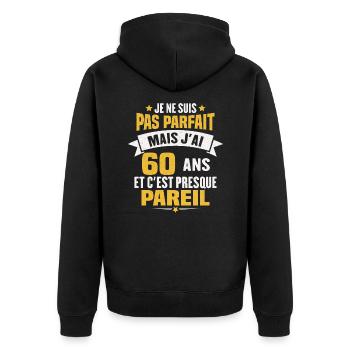 Humour cadeau Pas parfaite mais j'ai 60 ANS - Veste à capuche bio Premium Unisexe - noir - Dos - Nico (187cm)
