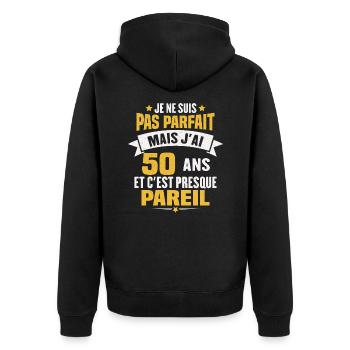 Humour cadeau Pas parfaite mais j'ai 50 ANS - Veste à capuche bio Premium Unisexe - noir - Dos - Nico (187cm)
