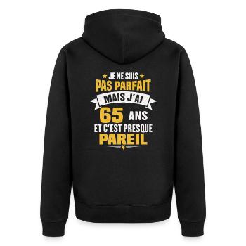 Humour cadeau Pas parfaite mais j'ai 65 ANS - Veste à capuche bio Premium Unisexe - noir - Dos - Nico (187cm)