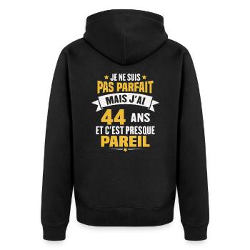 Humour cadeau Pas parfaite mais j'ai 44 ANS - Veste à capuche bio Premium Unisexe - noir - Dos - Nico (187cm)