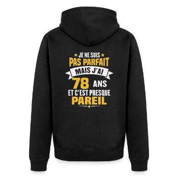 Humour cadeau Pas parfaite mais j'ai 78 ANS - Veste à capuche bio Premium Unisexe - noir - Dos - Nico (187cm)